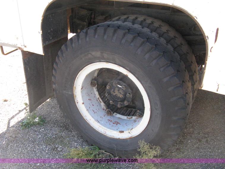 image for item A4392 1982 International 1954 service truck