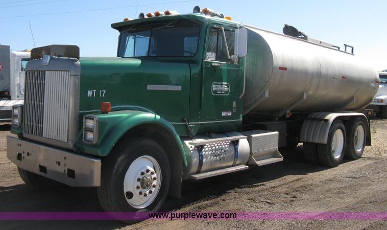 image for item A4397 1985 International F9370 water tanker semi truck