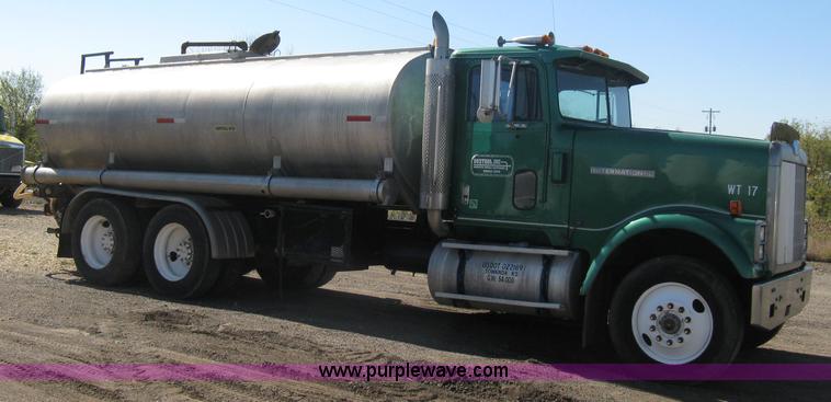 image for item A4397 1985 International F9370 water tanker semi truck
