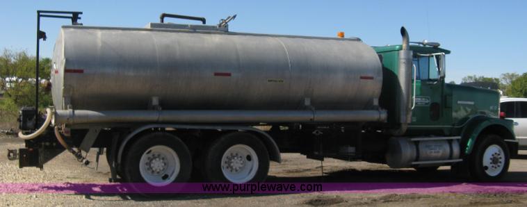 image for item A4397 1985 International F9370 water tanker semi truck