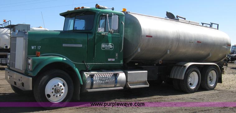image for item A4397 1985 International F9370 water tanker semi truck