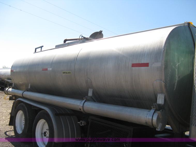 image for item A4397 1985 International F9370 water tanker semi truck