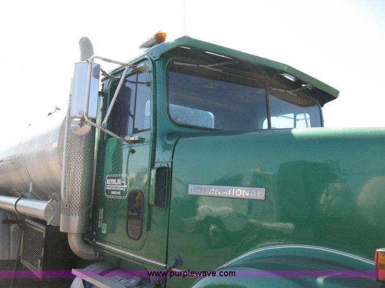 image for item A4397 1985 International F9370 water tanker semi truck