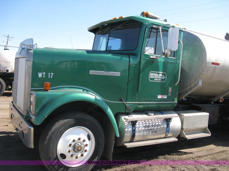 image for item A4397 1985 International F9370 water tanker semi truck