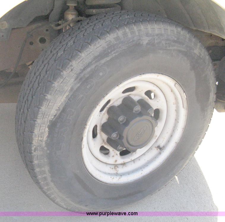 image for item A4399 2002 Ford F250 XL Super Duty super cab pickup truck