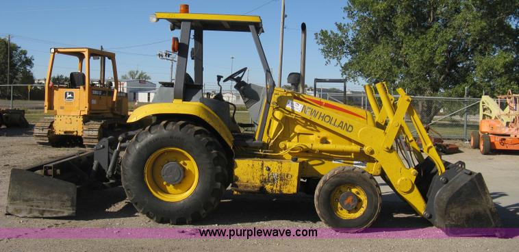 image for item A4406 2003 New Holland LV80 FWA loader tractor