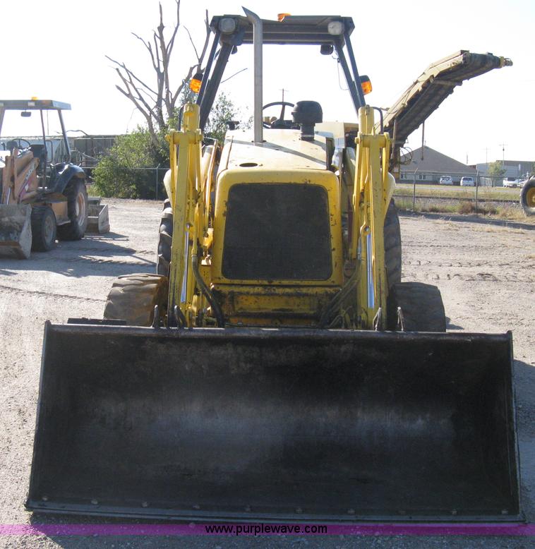 image for item A4406 2003 New Holland LV80 FWA loader tractor
