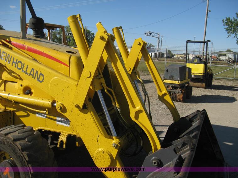 image for item A4406 2003 New Holland LV80 FWA loader tractor