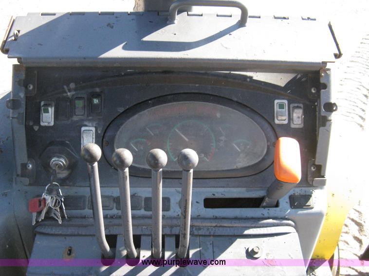 image for item A4406 2003 New Holland LV80 FWA loader tractor