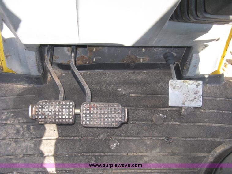 image for item A4406 2003 New Holland LV80 FWA loader tractor