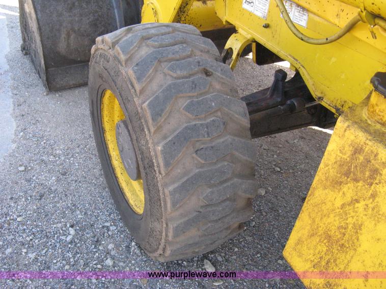 image for item A4406 2003 New Holland LV80 FWA loader tractor