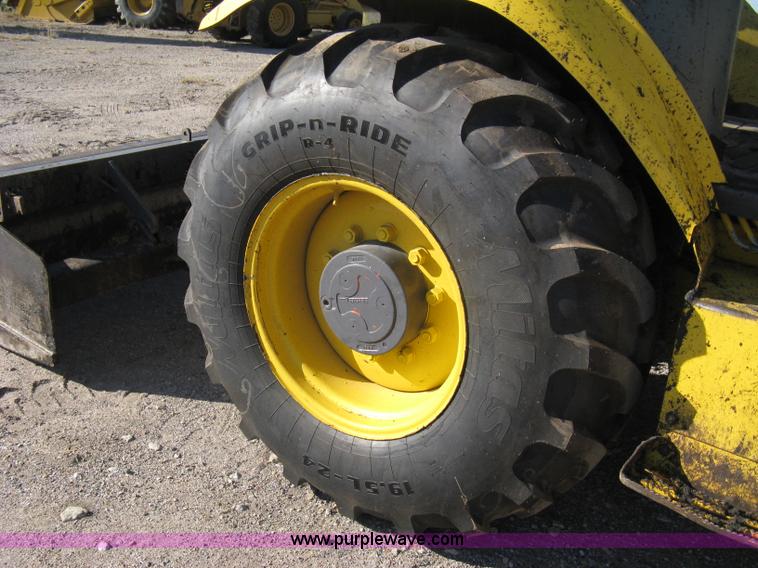 image for item A4406 2003 New Holland LV80 FWA loader tractor