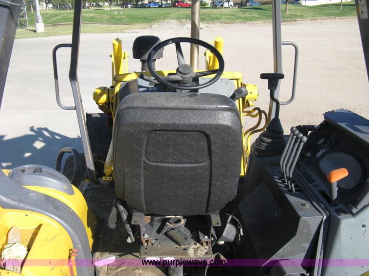 image for item A4406 2003 New Holland LV80 FWA loader tractor