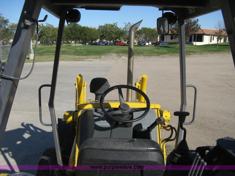 image for item A4406 2003 New Holland LV80 FWA loader tractor