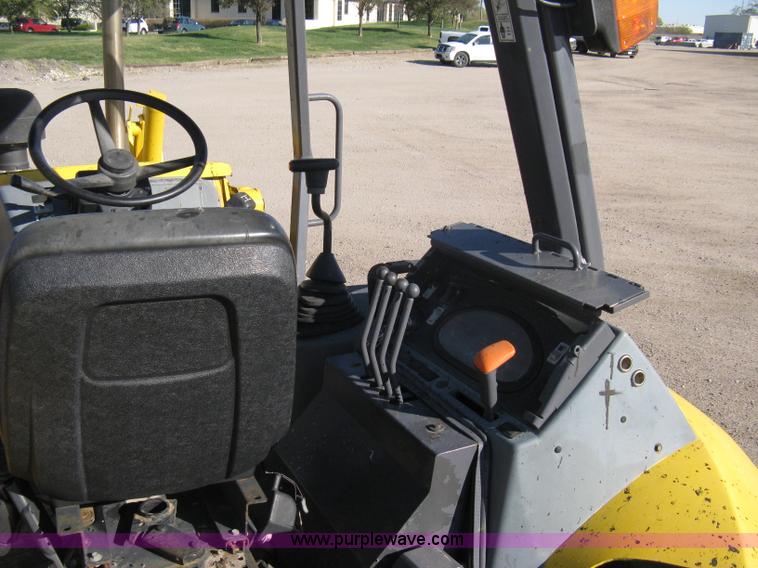 image for item A4406 2003 New Holland LV80 FWA loader tractor