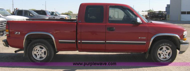 image for item A4410 2002 Chevrolet Silverado 1500 LS Z71 extended cab pickup truck