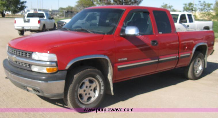 image for item A4410 2002 Chevrolet Silverado 1500 LS Z71 extended cab pickup truck