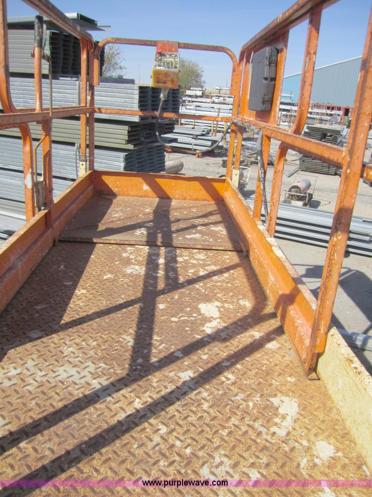 image for item A4454 JLG Commander Sizzor CM2546 scissor lift