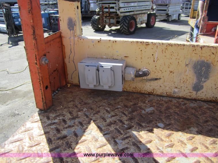 image for item A4454 JLG Commander Sizzor CM2546 scissor lift