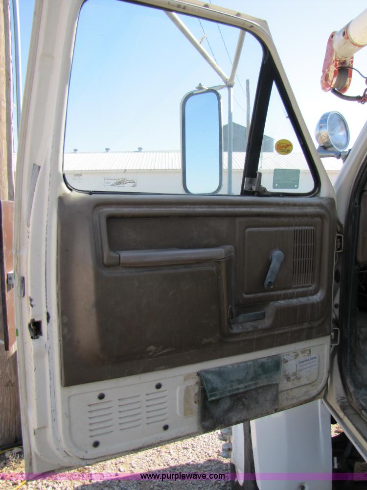 image for item A4623 1991 Ford F800 crane/digger truck