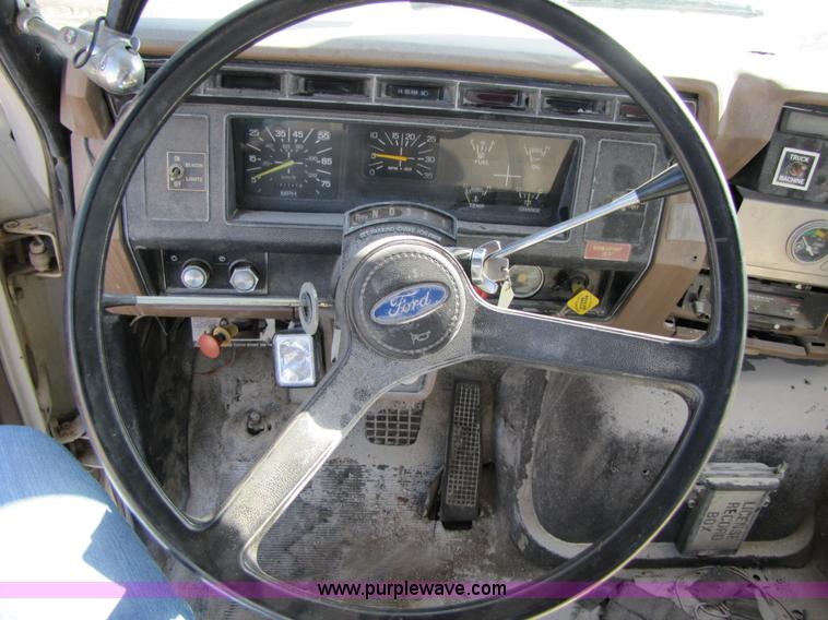 image for item A4623 1991 Ford F800 crane/digger truck