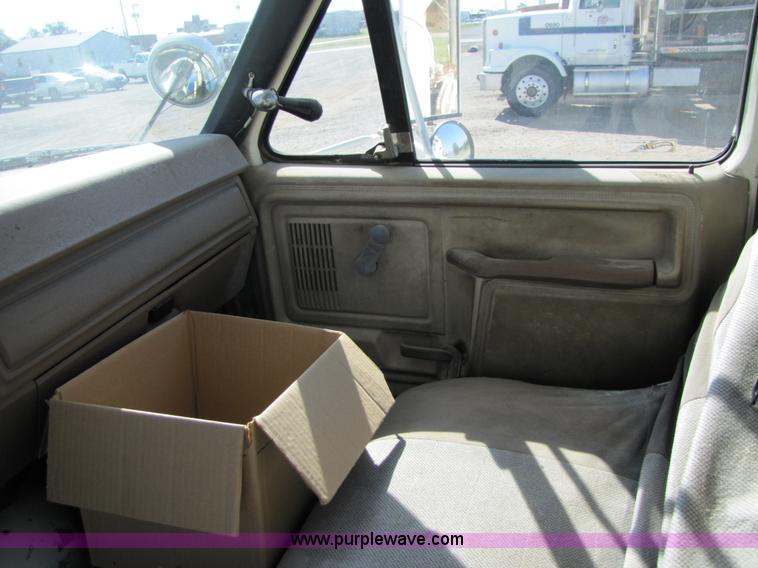 image for item A4623 1991 Ford F800 crane/digger truck