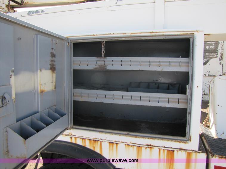 image for item A4623 1991 Ford F800 crane/digger truck