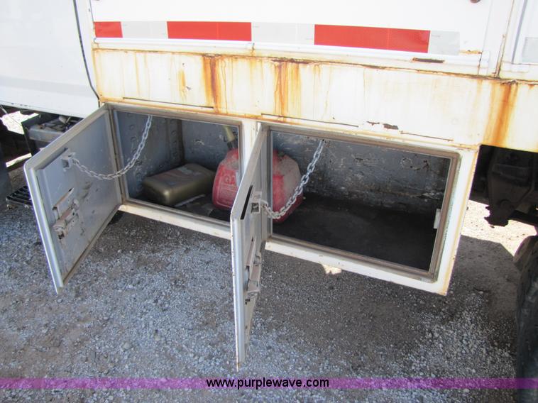 image for item A4623 1991 Ford F800 crane/digger truck