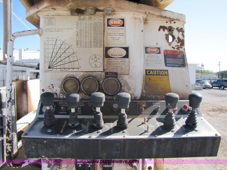 image for item A4623 1991 Ford F800 crane/digger truck