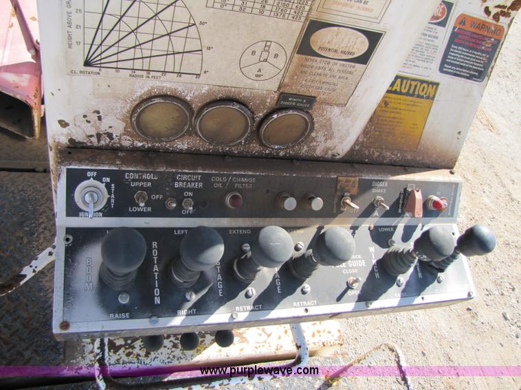 image for item A4623 1991 Ford F800 crane/digger truck