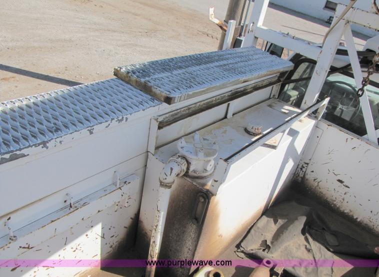 image for item A4623 1991 Ford F800 crane/digger truck