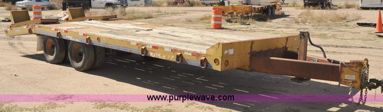 image for item A5696 2004 Eager Beaver tandem axle flatbed trailer