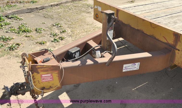 image for item A5696 2004 Eager Beaver tandem axle flatbed trailer