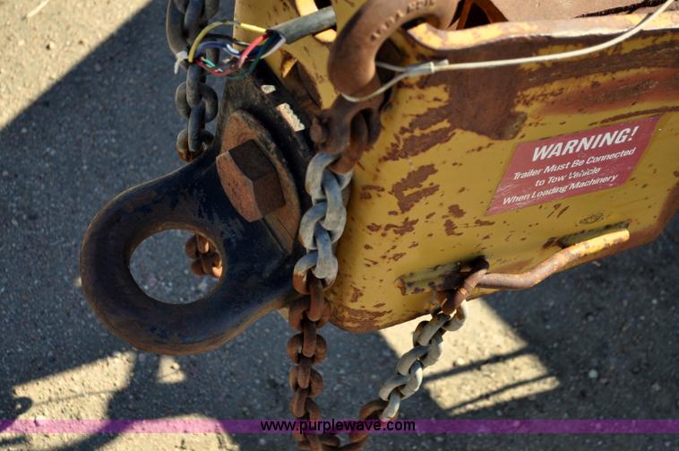 image for item A5696 2004 Eager Beaver tandem axle flatbed trailer