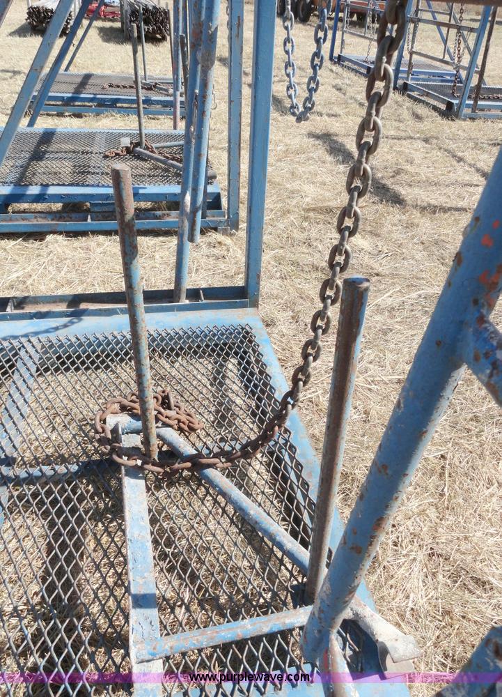 image for item G9037 (4) scaffolding racks with outrigger storage