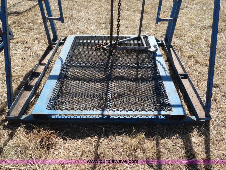 image for item G9037 (4) scaffolding racks with outrigger storage