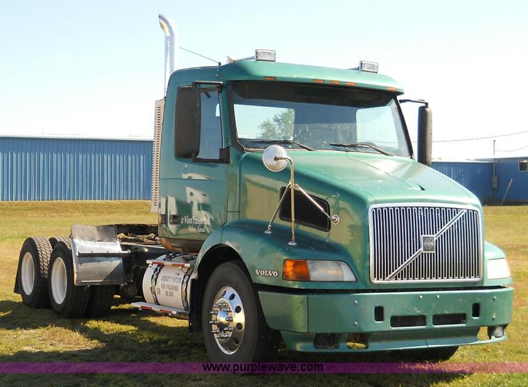 image for item A1498 2000 Volvo VNL 64T semi truck