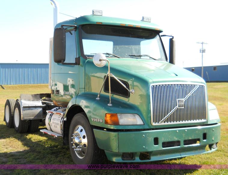 image for item A1498 2000 Volvo VNL 64T semi truck