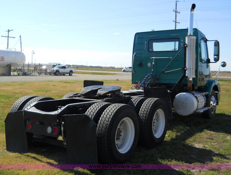 image for item A1498 2000 Volvo VNL 64T semi truck