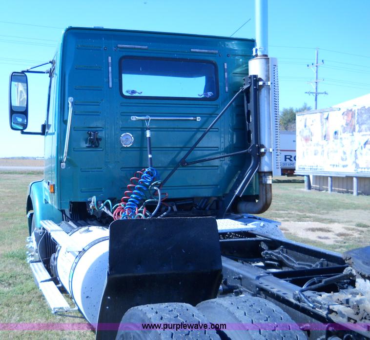image for item A1498 2000 Volvo VNL 64T semi truck