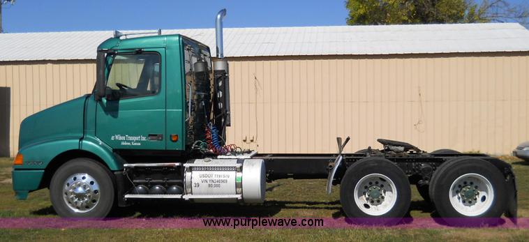 image for item A1498 2000 Volvo VNL 64T semi truck