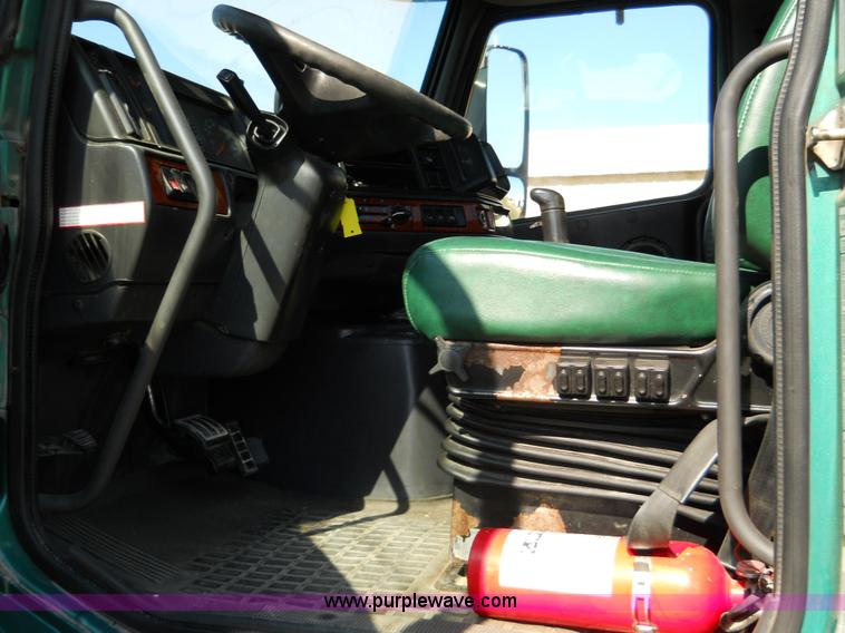 image for item A1498 2000 Volvo VNL 64T semi truck