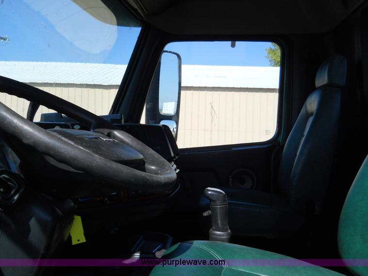 image for item A1498 2000 Volvo VNL 64T semi truck