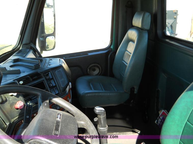 image for item A1498 2000 Volvo VNL 64T semi truck