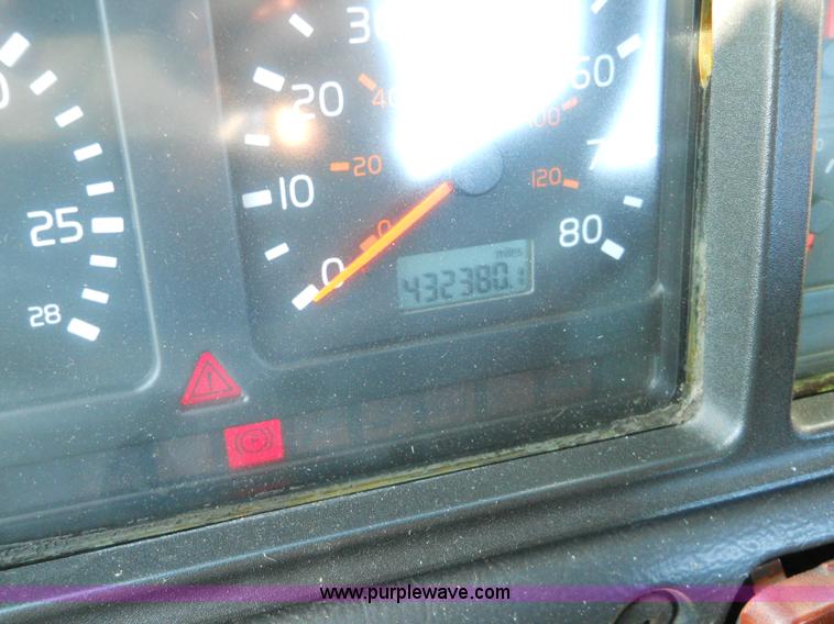 image for item A1498 2000 Volvo VNL 64T semi truck