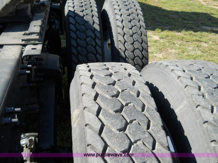 image for item A1498 2000 Volvo VNL 64T semi truck