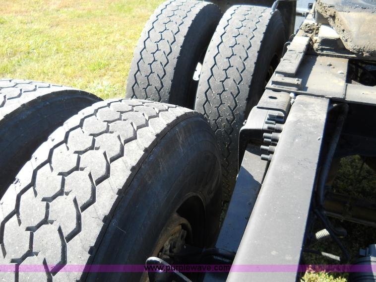 image for item A1498 2000 Volvo VNL 64T semi truck