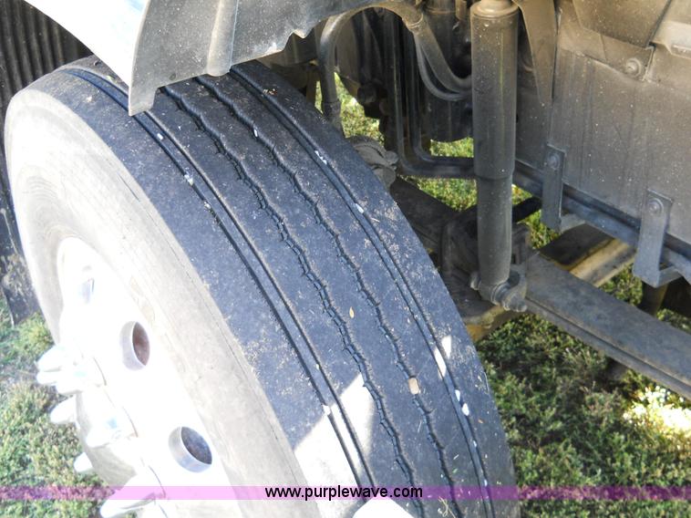 image for item A1498 2000 Volvo VNL 64T semi truck