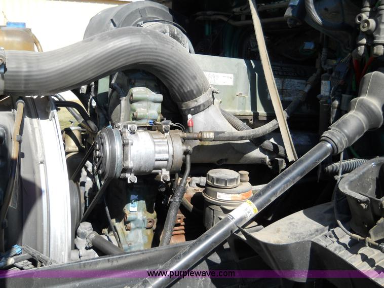 image for item A1498 2000 Volvo VNL 64T semi truck