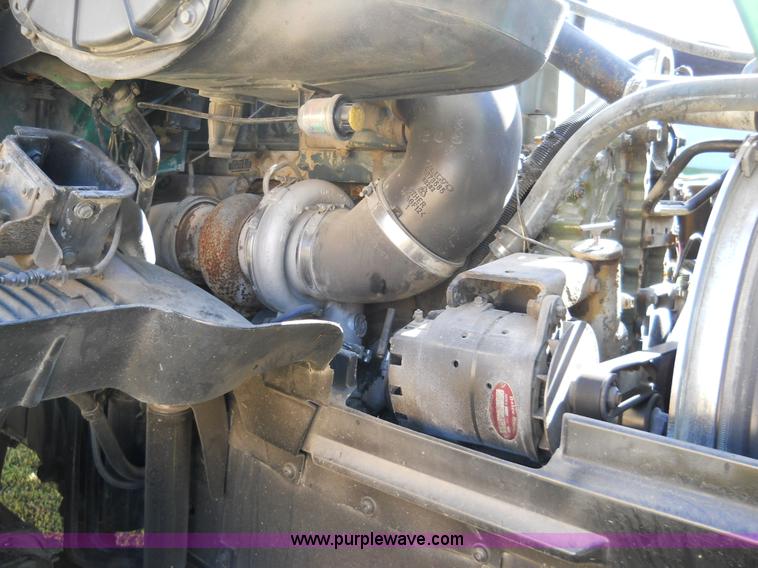 image for item A1498 2000 Volvo VNL 64T semi truck